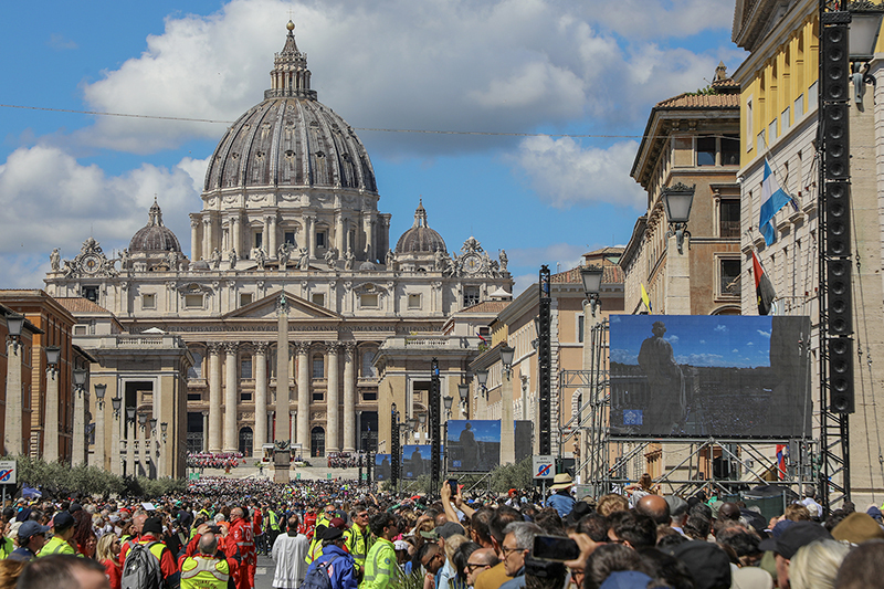 Piazza San Pietro gremita di fedeli il giorno del funerale del Papa 26 aprile 2025